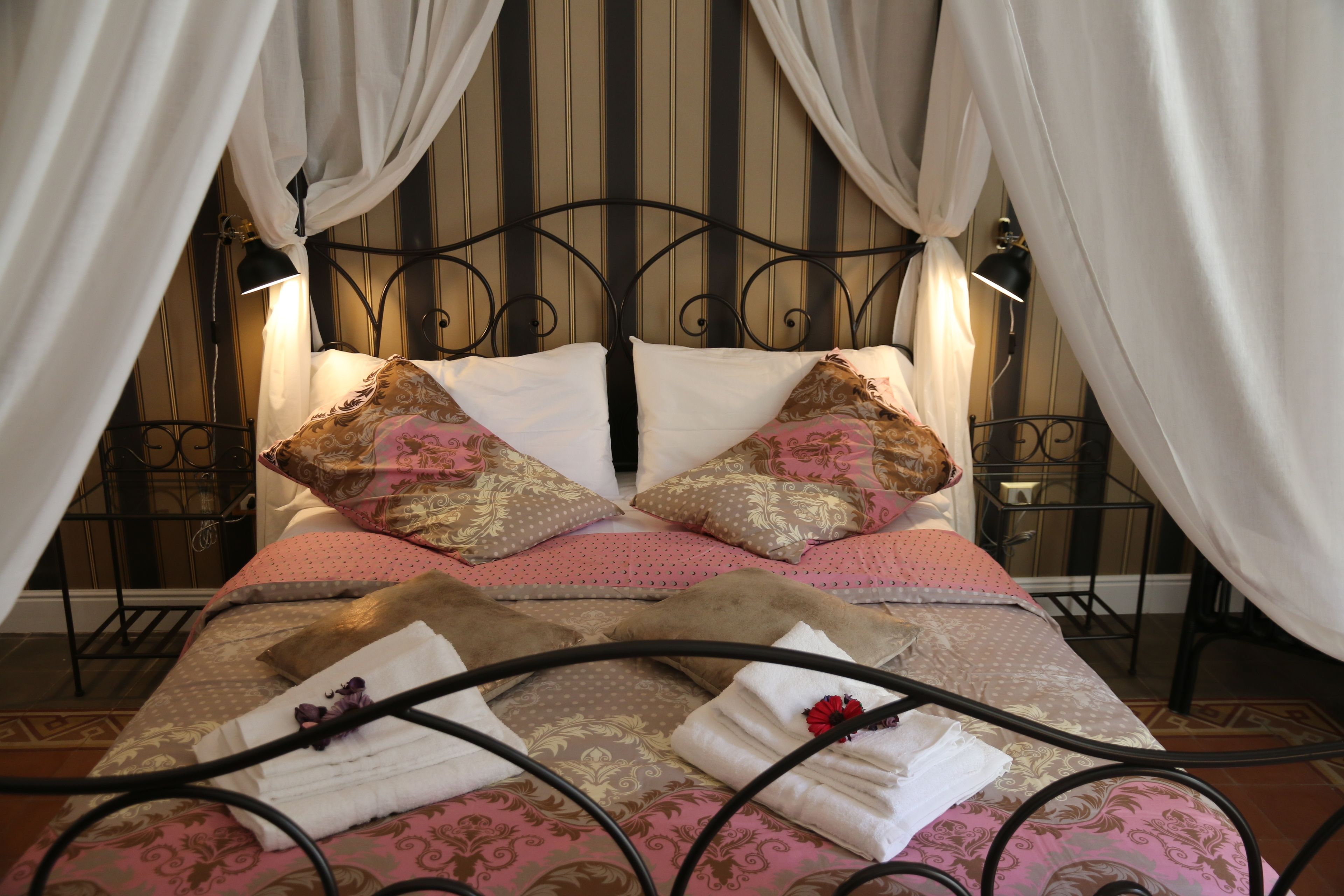 华丽四人房 | 羽绒被、免费迷你吧物品、客房内保险箱、特色装修