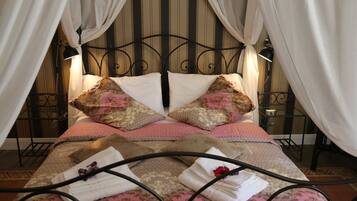 Habitación cuádruple Deluxe | Edredones de plumas y minibar (con algunos artículos gratuitos)