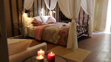 Habitación cuádruple Deluxe | Edredones de plumas y minibar (con algunos artículos gratuitos)