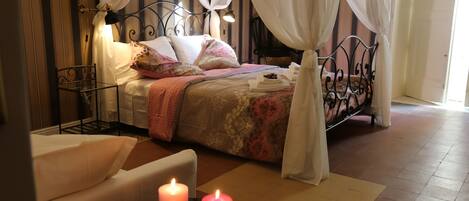 Firemannsrom – deluxe | Dundyner, minibarvarer (inkludert) og safe på rommet