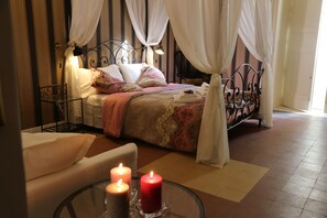 Deluxe Quadruple Room | Down duvets, free minibar items, in-room safe, individually decorated - Aitna B&B (Catania)