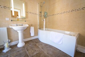 Superior Room, 1 King Bed | Bathroom | Eco-friendly toiletries, hair dryer, bathrobes, slippers