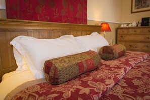 Chambre supérieure, 1 très grand lit | Couette en duvet, lit avec matelas en mousse à mémoire, bureau