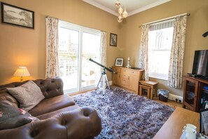 羽絨被、記憶床墊、書桌、筆電工作空間