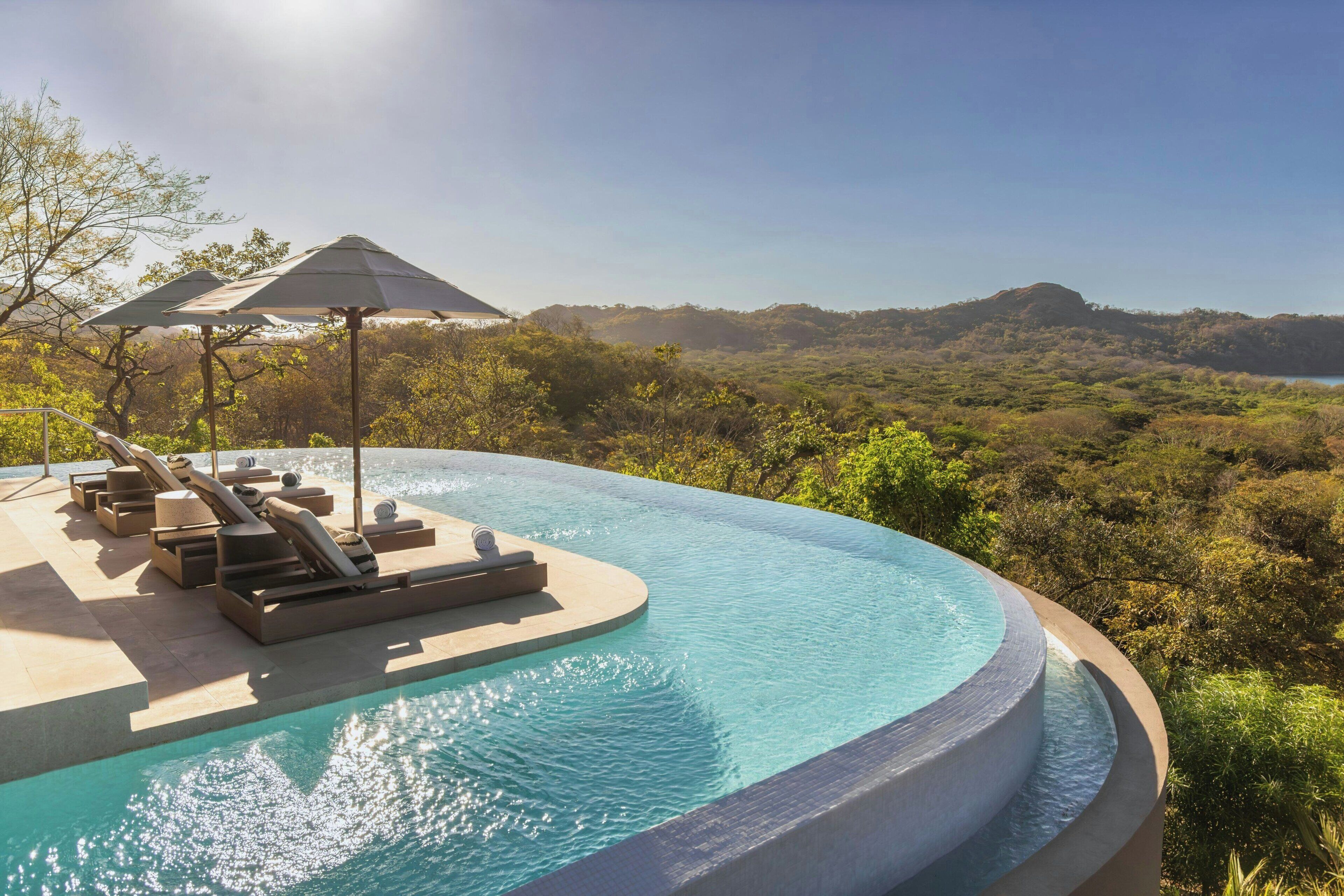 Chambre, 3 chambres, piscine privée, vue océan | Piscine | 2 piscines extérieures, tentes de plage, parasols de plage