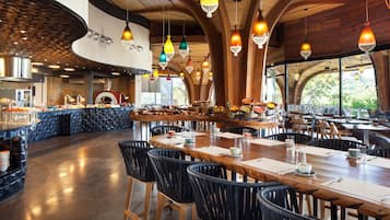 Desayuno buffet diario (USD 42 por persona)