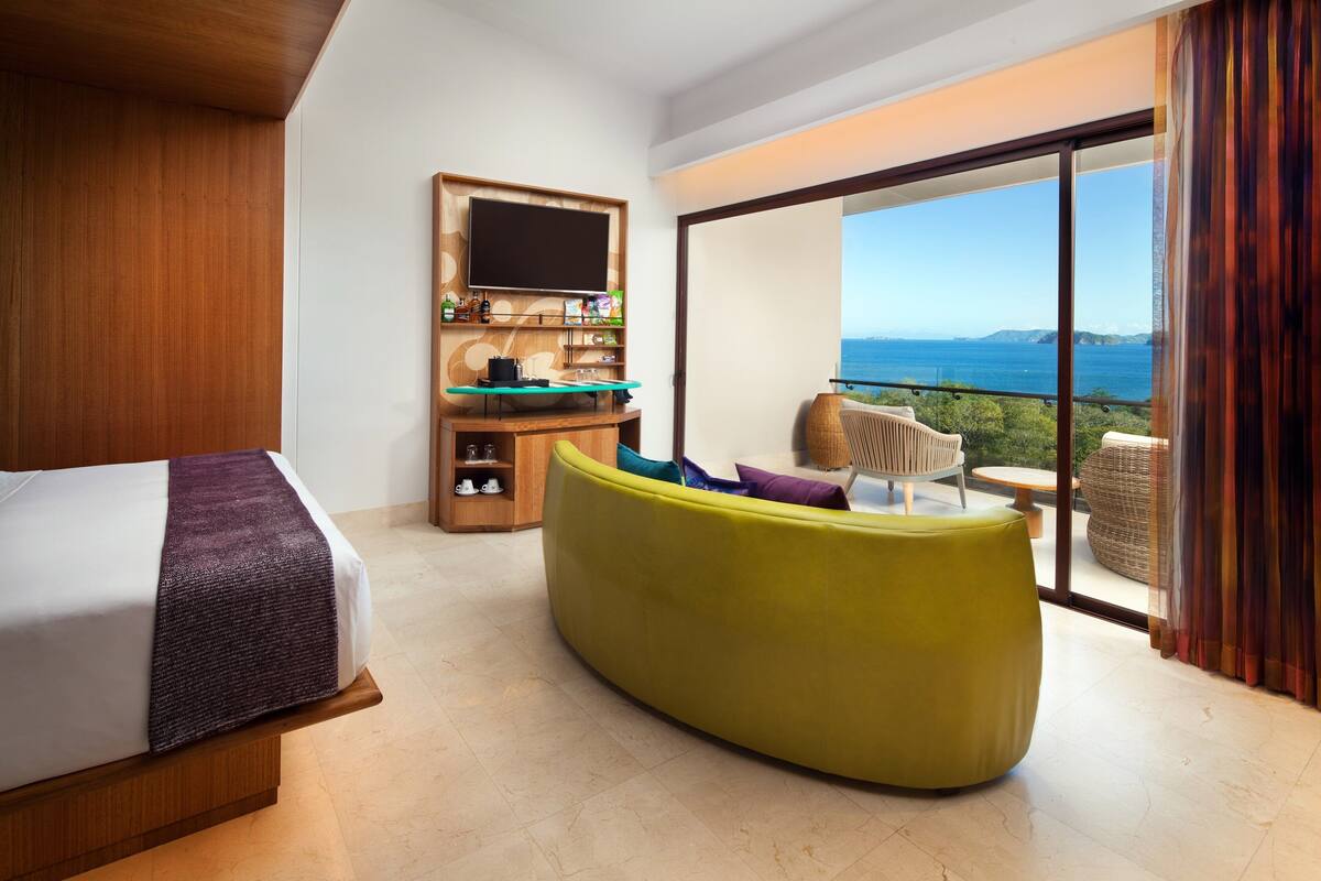 尊贵客房, 1 张特大床, 海洋景观 (Balcony) | 高档床上用品、加厚床垫、迷你吧、客房内保险箱