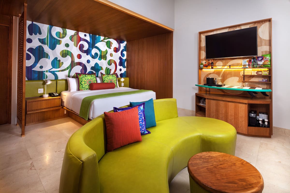 Standard Room, 1 King Bed, Non Smoking, Garden View (Balcony)