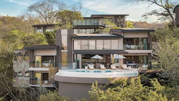 Kamer, 4 slaapkamers, uitzicht op oceaan (Private Pool) | Luxe beddengoed, pillowtop-bedden, een minibar, een kluis op de kamer