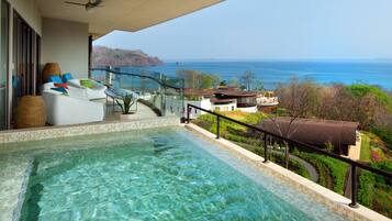 2 piscinas al aire libre, camas de piscina con cargo, sombrillas