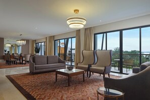 Svit Presidential - 1 sovrum - havsutsikt | Vardagsrum | 55-tums LED-tv med kabelkanaler, tv och en iPod-dockningsstation