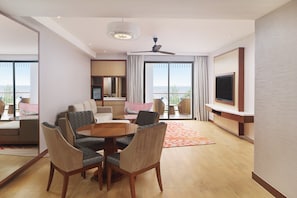 Suite, 1 chambre, non-fumeurs, balcon (1 King Bed) | 1 chambre, couette en duvet d'oie, surmatelas, minibar