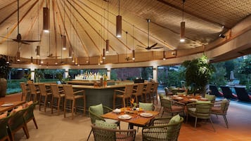 3 間餐廳,供應早餐、午餐和晚餐,義大利料理