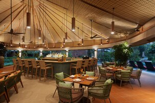 3 restaurants, breakfast, lunch, dinner served; Italian cuisine