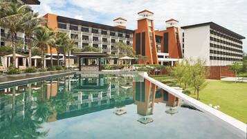 Outdoor pool, open 7:00 AM to 7:00 PM, free cabanas, pool umbrellas