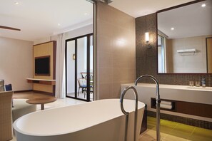 Suite, 1 Schlafzimmer, Nichtraucher, Balkon (Balcony) | Badezimmer | Badewanne und Dusche (separat), Komfortbadewanne