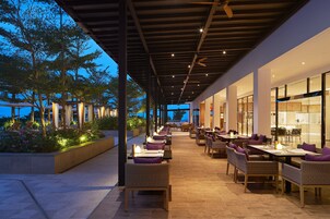 3 restaurantes; se sirve desayuno, almuerzo y cena; cocina italiana