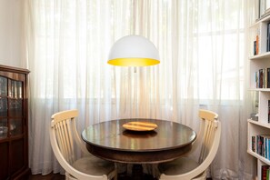 Apartment | Wohnbereich | Flachbildfernseher