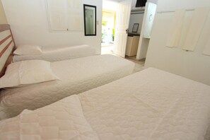 Minibar, in-room safe, blackout curtains, bed sheets - Navegantes Hotel (Porto Seguro)