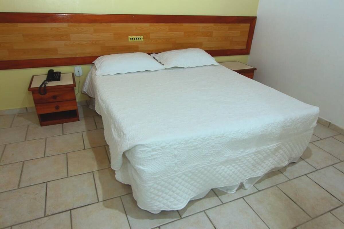Minibar, cortinas blackout y ropa de cama 
