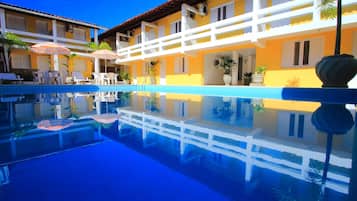 Piscina externa, espreguiçadeiras
