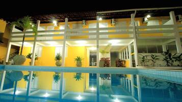 Piscina externa, espreguiçadeiras