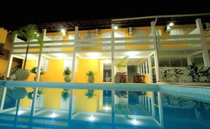Outdoor pool, pool loungers - Navegantes Hotel (Porto Seguro)