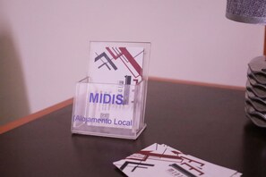 Couples dining -  MIDIS - Local Accommodation (Lisbon)