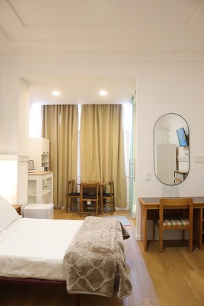 Deluxe Studio Suite | Private kitchen | Mini-fridge