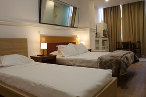 Deluxe Studio Suite | Desk, laptop workspace, free WiFi, bed sheets -  MIDIS - Local Accommodation (Lisbon)
