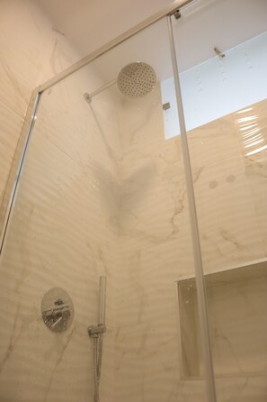 Bathroom -  MIDIS - Local Accommodation (Lisbon)