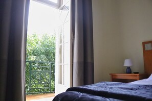 Standard Double Room, Shared Bathroom | Desk, laptop workspace, free WiFi, bed sheets -  MIDIS - Local Accommodation (Lisbon)