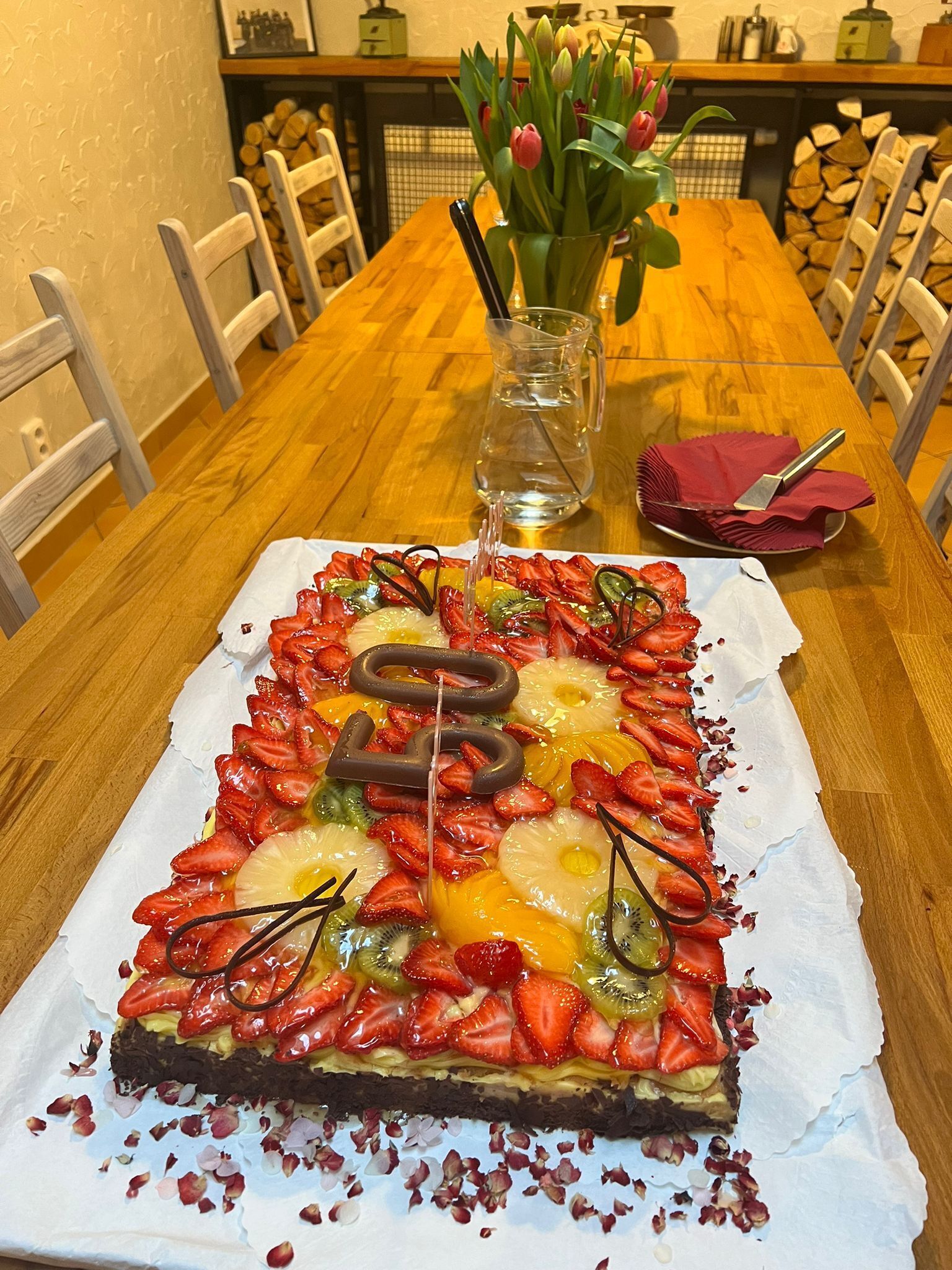 Postre amb maduixes, kiwi i préssec sobre un drap blanc.