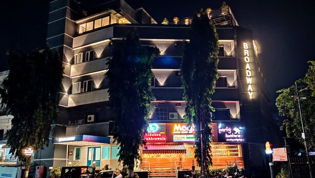 Un edificio de varios pisos con un cartel que dice 