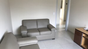 Ein Wohnzimmer mit einer Couch und einem Couchtisch.