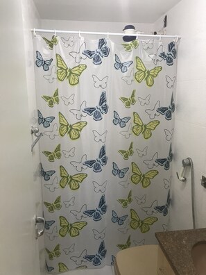 Eenvoudige tweepersoonskamer, voor 1 persoon | Badkamer | Een douche, gratis toiletartikelen, een haardroger, handdoeken