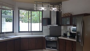 Family House, 4 Bedrooms, Kitchen | Private kitchen | Coffee/tea maker, fridge, microwave, oven - Casa Mexico-Cuba (Tuxpan)