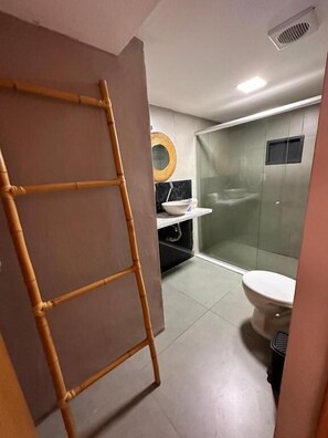Quarto casal standard | Frigobar, escrivaninha, cortinas blackout, quartos à prova de som