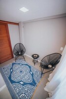 Minibar, escritorio, cortinas blackout y sistema de insonorización 