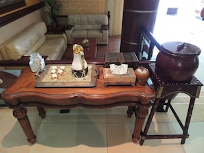 A wooden coffee table with a tray, a decorative vase, and a small box. - ORIENTAL PALACE HOTEL APARTMENT (Dubai)