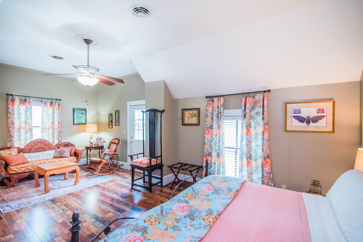 Deluxe kamer, 1 kingsize bed, terras | Luxe beddengoed, individueel gedecoreerd, individueel gemeubileerd