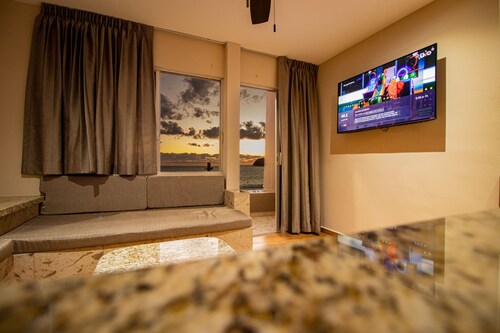 Del Real Hotel & Suites