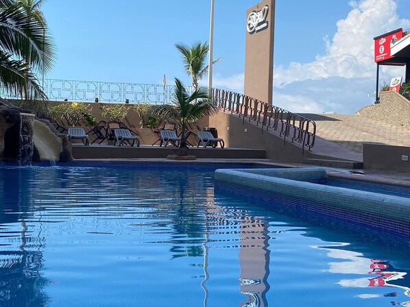 Outdoor pool - Del Real Hotel & Suites (Mazatlán)