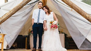 A tent with a wooden frame and white fabric walls. - Collective Hill Country Retreat (Wimberley)
