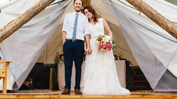 أغطية فراش متميزة وألحفة محشوة بالريش وميني بار وخزنة داخل الغرفة