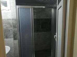 Family Triple Room | Bathroom | Shower, rainfall showerhead, hair dryer, towels - Sarsilmaz Otel (Bodrum)