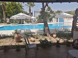 Una piscina al aire libre de temporada