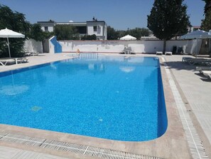 Una piscina al aire libre de temporada