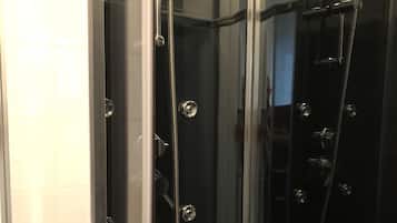 Chambre Double | Salle de bain | Douche, articles de toilette gratuits, serviettes fournies