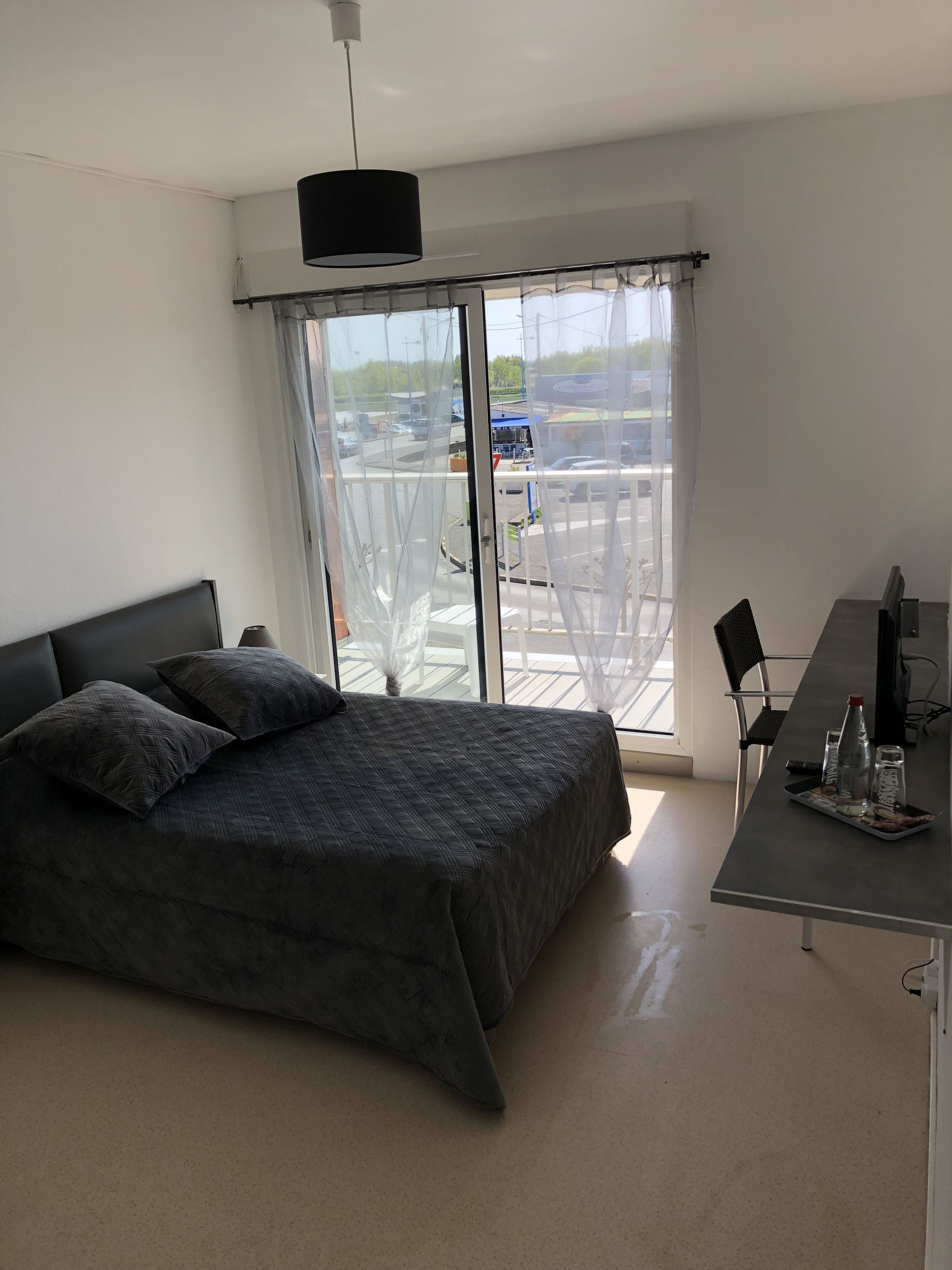 Habitación doble | Decoración personalizada, muebles diferentes y cortinas blackout 